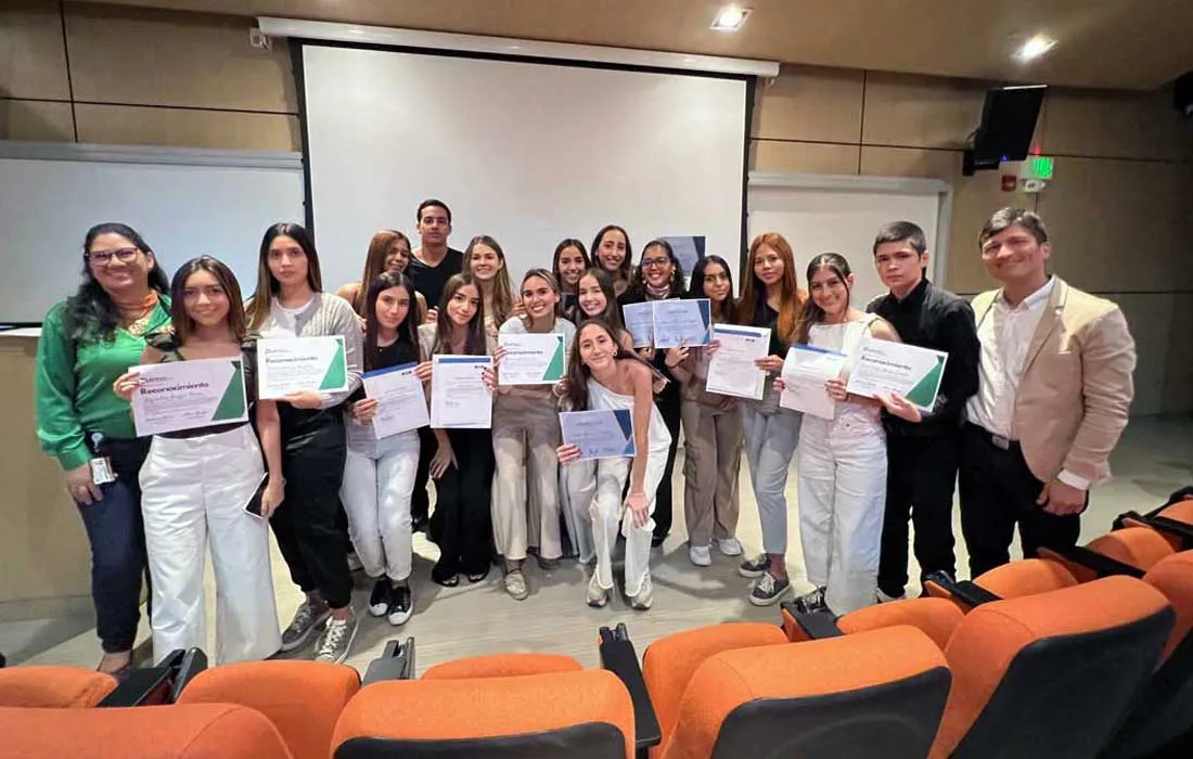 Estudiantes de Mercadeo presentaron sus proyectos de innovación colaborativa a tres empresas de la región Estudiantes de Mercadeo presentaron sus proyectos de innovación colaborativa a tres empresas de la región