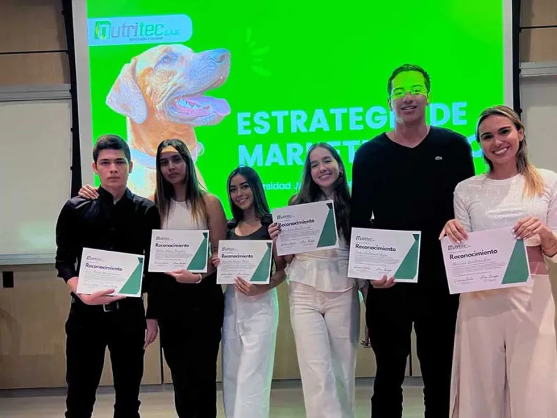 Estudiantes de Mercadeo presentaron sus proyectos de innovación colaborativa a tres empresas de la región Estudiantes de Mercadeo presentaron sus proyectos de innovación colaborativa a tres empresas de la región