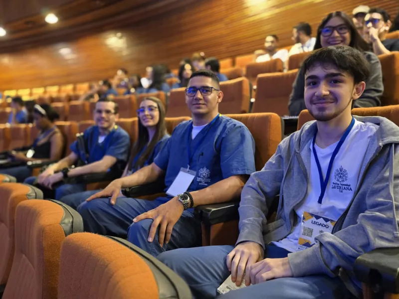 Estudiantes de Medicina compartieron experiencias en su paso hacia la vida profesional Estudiantes de Medicina compartieron experiencias en su paso hacia la vida profesional