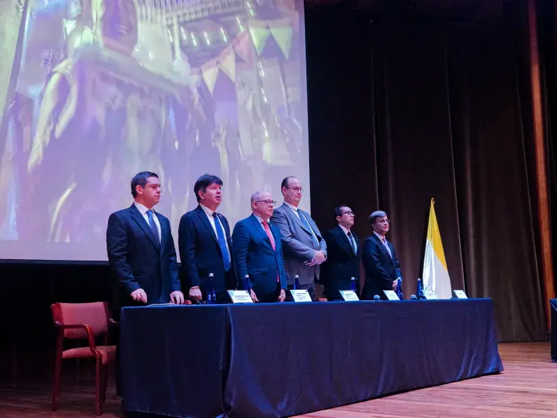 Camilo llega al cargo de vicerrector académico con una estrategia compuesta por tres focos: el liderazgo académico de la vicerrectoría Académica; la proyección y el fortalecimiento de las capacidades académicas; y la organización, tanto de estructura como de procesos, de la gestión académica.