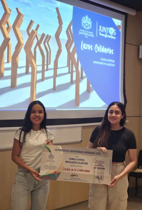 Camila Rivera y Margareth Alarcón, estudiantes de Arquitectura, ganadoras de la convocatoria Espacio de la fraternidad